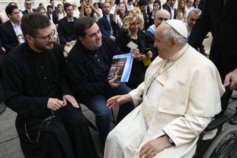 Papa Franjo Se Susreo S Ozrenom Bogdanovi Em I O Mladenom Mikuli Em Ika