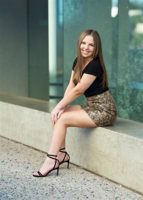 Pin By Captured Moments On Photos Of Girls Senior Portraits Portrait