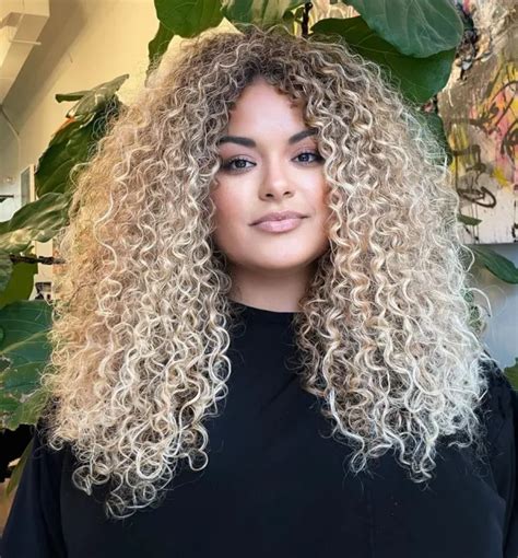 30 Head Turning Blonde Curly Hair Looks For 2023 Artofit