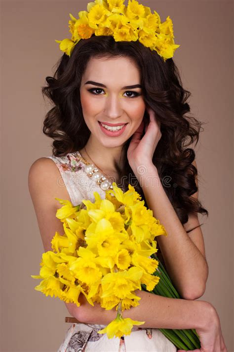 La primavera è uno dei periodi migliori per i fiori. Donna Della Primavera Con Il Mazzo Dei Fiori Gialli ...