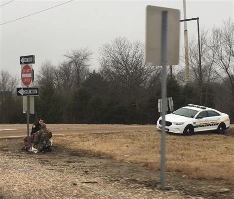 deputy sheriff shares lunch with homeless man on roadside inspiremore