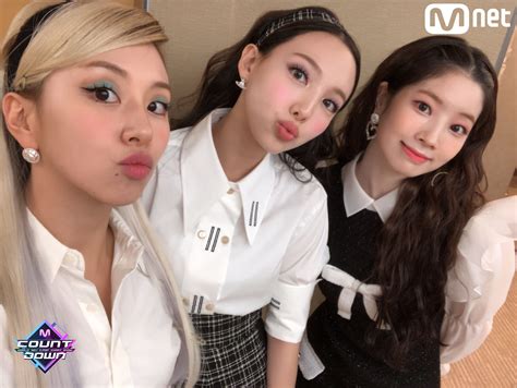 Momo South Korean Girls Korean Girl Groups Live On Air Twice Once