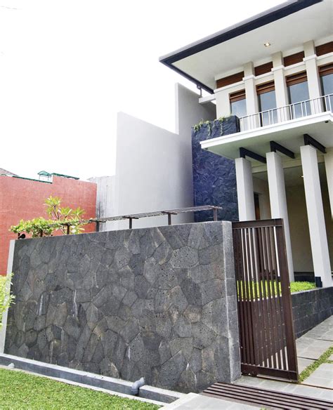 Contoh desain rumah minimalis setengah nan artistik. Pagar Batu Alam | Jayawan