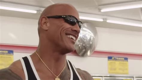 The Rock Compra Snickers De 7 11 Para Compensar El Robo Pasado Reloj