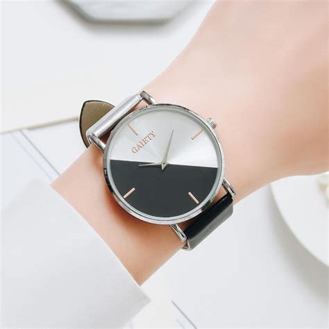 2021 New Watch Women Casual Fashion Leather Belt Watches Simple Ladies Small Dial Quartz Clock