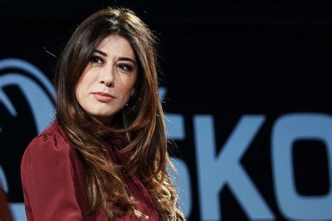 Nata a roma nel 1980 da una famiglia circense, si diploma nel 1999 all'accademia teatrale europea del teatro integrato internazionale e studia danza classica e moderna all'accademia virginia raffaele vita privata. Virginia Raffaele, età, carriera, vita privata e curiosità dell'imitatrice