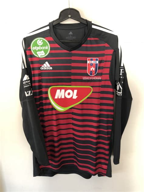 A csapat színei székesfehérvár színei, vagyis a piros és a sötétkék. MOL Fehérvár FC Goalkeeper football shirt 2018 - 2019.
