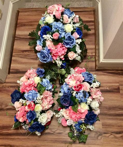 No matter what color or size, rose flower arrangements and bouquets are among the most beautiful ways to express how much you love and appreciate the recipient. Pin by Wreaths for Arya on Cemetery ideas | Memorial day ...
