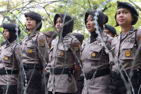 Republik indonesia), is a vast nation consisting of more than 18,000 islands in the south east asian archipelago, and is the world's largest archipelagic nation. Indonesian Female Police Recruits Subjected to 'Virginity ...
