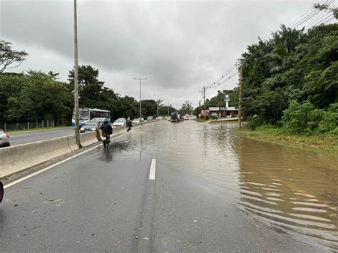 Alagamento na SC-401, em Florianópolis, interdita parcialmente a rodovia