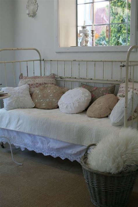 12 Fancy Shabby Chic Daybeds Collection 12 Fancy Shabby Chic Daybeds