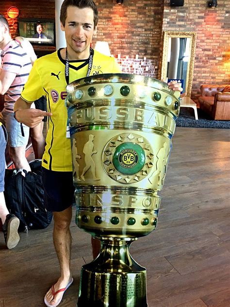 Free football predictions and tips for germany dfb pokal. BVB-Fan mit selbstgemachtem DFB-Pokal - Bilder und Fotos ...