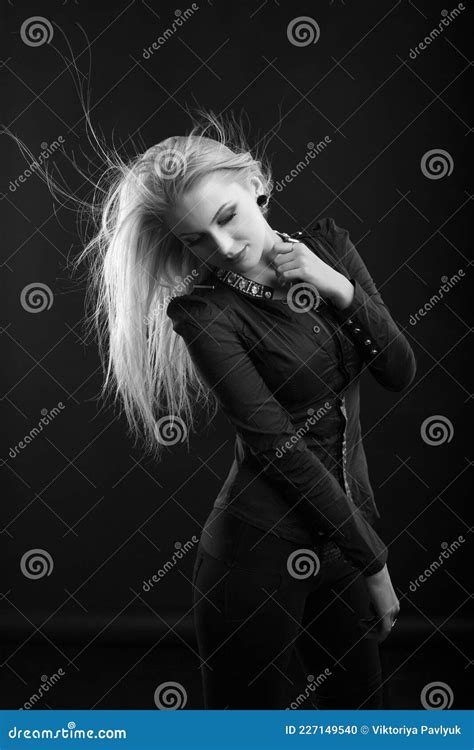 Femme Blonde Glamor Aux Cheveux Longs Qui Se Pose En Studio Photo Stock