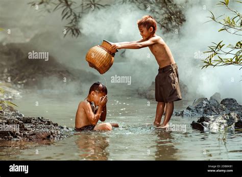 Niños Bañándose En No El Río Fotografías E Imágenes De Alta Resolución
