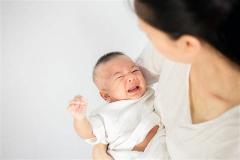 Menangis dalam tidur pun dapat jadi tanda bahwa si kecil sedang mengalami mimpi buruk atau teror malam. 5 Cara Efektif Menenangkan Bayi Menangis dan Rewel • Hello ...