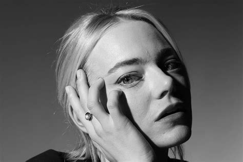 Emma Stone fala sobre experiência de ficar nua em Pobres Criaturas