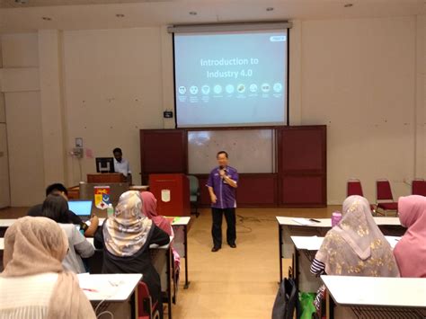 Perkembangan revolusi industri 4.0 memberikan kesan secara langsung kepada pelbagai bidang termasuk bidang pendidikan kerana menjadi asas kepada penyedia tenaga kerja di masa hadapan. CERAMAH KERJAYA: CABARAN REVOLUSI INDUSTRI 4.0 & PILIHAN ...
