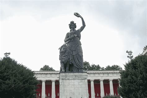 Die Königin Der Theresienwiese Die Geschichte Hinter Der Bavaria