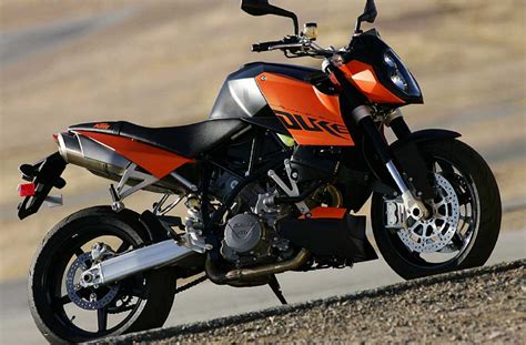 It can generate a max power of 25ps at halogen headlamp. 2012 KTM 200 Duke Review - Top Speed