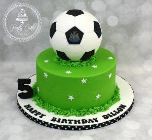 A great design to learn for the little or large football fans in your life, this cake is easy to make and can be fun for the whole family. Pin by Snezana on cakes for men | Football birthday cake ...