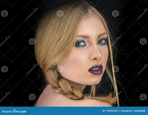 flicka med blont hår för råttsvans flicka med makeup på sexig framsida arkivfoto bild av
