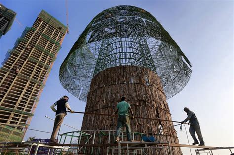 It Takes Mettle—and Wire—to Build The Worlds Tallest Christmas Tree Wsj