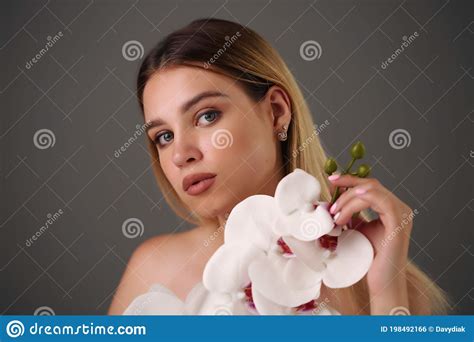 Joven Sexy Con Flores Hermoso Retrato De Una Mujer Sexy Con Flores