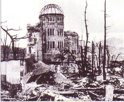 広島の人影の石 に座っていた人 広島の原爆の被害を受けたところで、人が座っていたところだけ黒く、他は白くなっている石がありますよね。 あれは、人が座っていたところだけ温度が低かったので周りと色が違うということですが、 そこに座っていた人はどうなったのでしょうか。 （68）広島原爆に思う ( イラストレーション ) - 94歳ブログ ...