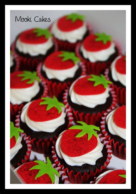 Strawberry mini cupcakes | Strawberry cupcakes, Mini cupcakes, Creative ...