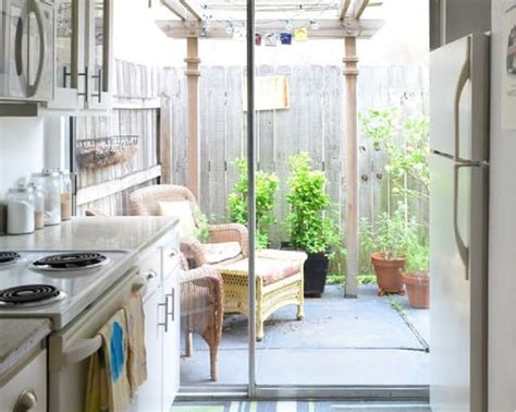 Desain dapur minimalis terbuka dengan pintu geser super lebar yang menghubungkan dapur dengan area belakang rumah. 17 Desain Dapur Minimalis Terbuka, Memasak Sambil ...