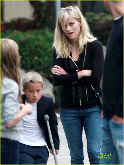 Reese Witherspoon Carries Deacon To Dinner Photo Ava Phillippe Celebrity Babies