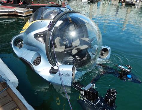 Un paisaje submarino de volcanes extintos y depresiones de 1.400 metros de. Los mejores minisubmarinos para superyates | VA DE BARCOS ...