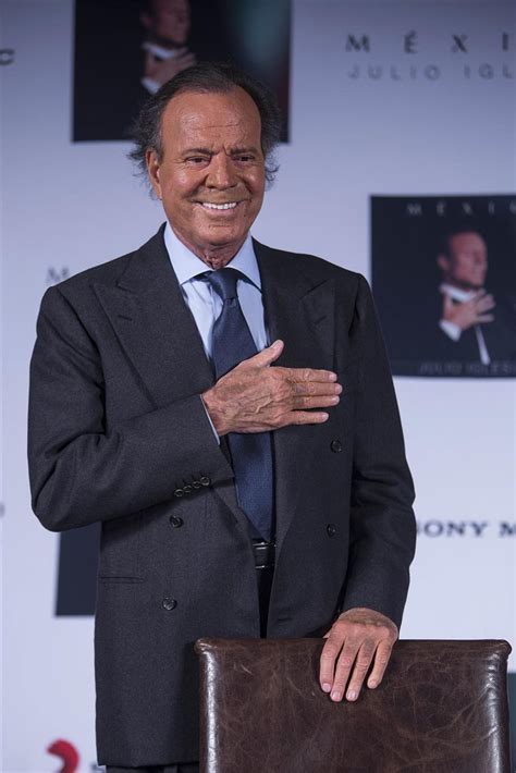 Spanish singer/songwriter julio iglesias is proof that romance is alive and well. Los achaques vuelven a jugársela a Julio Iglesias