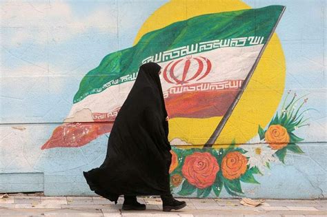 إيران تضع كاميرات في الأماكن العامة للتعرف على النساء غير المحجبات