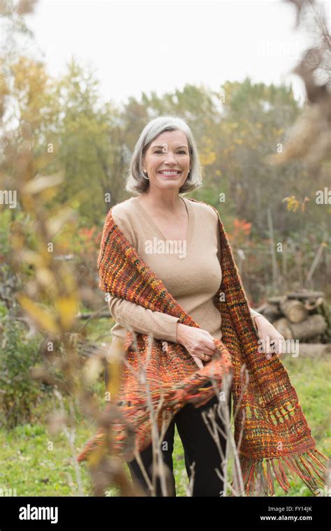 Porträt von glücklich Reife Frau im Park im Herbst Stockfoto Bild
