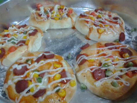 *jaminan roti paling gebussss lembut bersarang menandingi roti jenama terkenal*. Sha Cakes n Choc: Ermmm...Roti Mini Pizza..