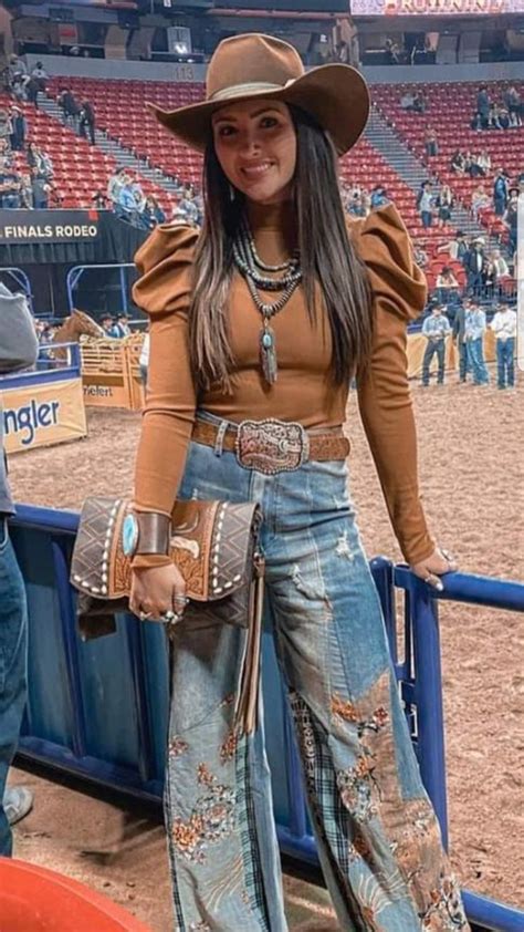 Pin By Francesca Villarreal On Classy Cowgirl Outfits Western Outfits Women Nfr Outfits