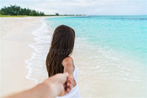 Pov Von Den Paaren Die Freund Nach Der Freundin Hält Hand Auf Strand Gehen Stockbild Bild