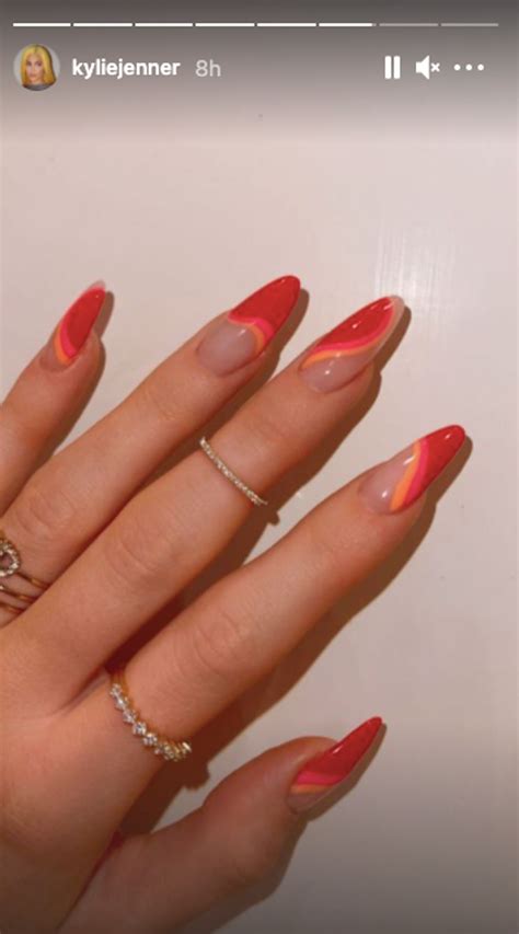 Kendall And Kylie Jenners Wavy Manicures Hint At A Trend For