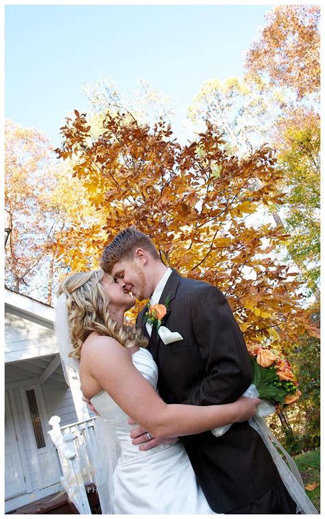 Fall kiss | Wedding pictures, Couple photos, Photo
