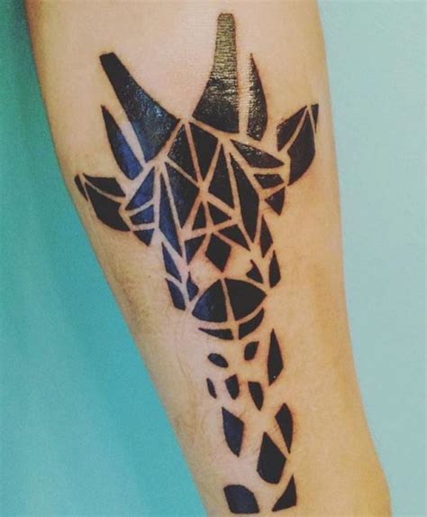 Tribal tattoo art with black giraffe silhouette. Giraffe Tattoo - Seine Bedeutung und 26 Ideen | Giraffe ...