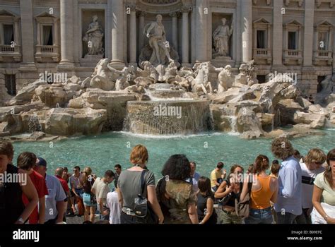 Crowds At The Trevi Fountain In Rome Stock Photo Alamy