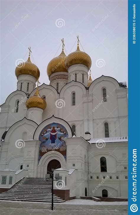 Den Ortodoxa Kyrkans Katedralbyggnad I Yaroslavervintern Fotografering