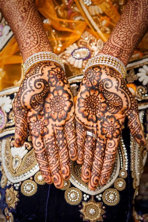 The tradition of henna or mehendi originated in north africa and the middle east. 35 Beautiful Mehndi Designs (Henna Hand Art) www ...