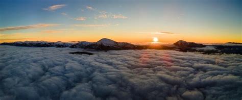 Vista Aérea Del Amanecer Vibrante Sobre Nubes Densas Blancas Con