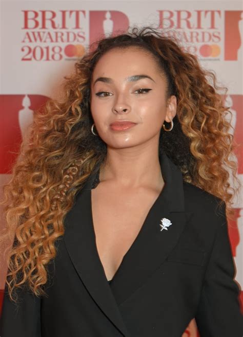 Ella Eyre Celebrity Hair And Makeup At The 2018 Brit Awards