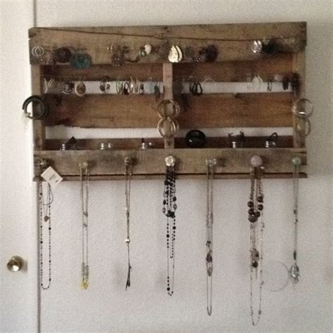 A small makeshift diy jewelry box. Pallet jewelry holder! | Pallet jewelry holder, Diy ...