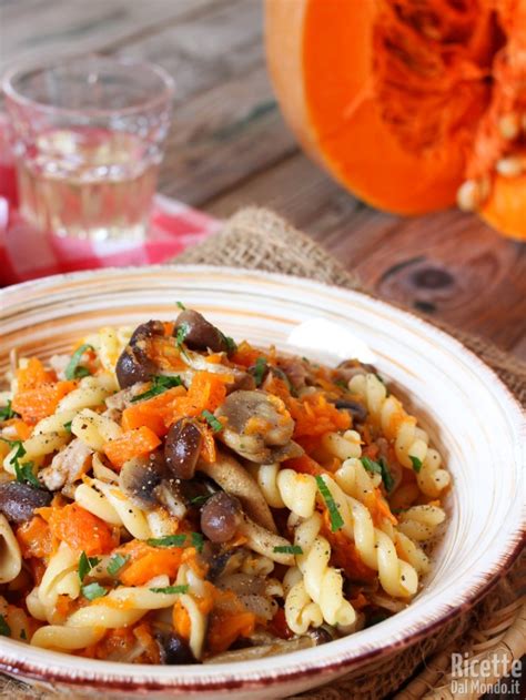 La parola che meglio descrive il concetto universale di cucina è convivialità: Pasta con zucca funghi e salsiccia | Marianna Pascarella