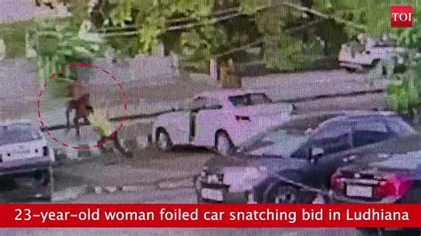 On Cam Year Old Woman Foils Car Snatching Bid In Ludhiana Youtube