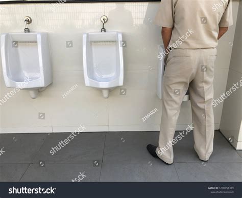 Asian Man Peeing Toilet Bowl Restroom Stockfoto Shutterstock